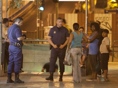 policía inmigrantes